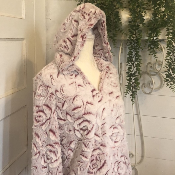 NWT Knapp Studio Fleece Fuzzy Soft Pull Over Hoodie Womens Pink Size PS - Picture 2 of 12